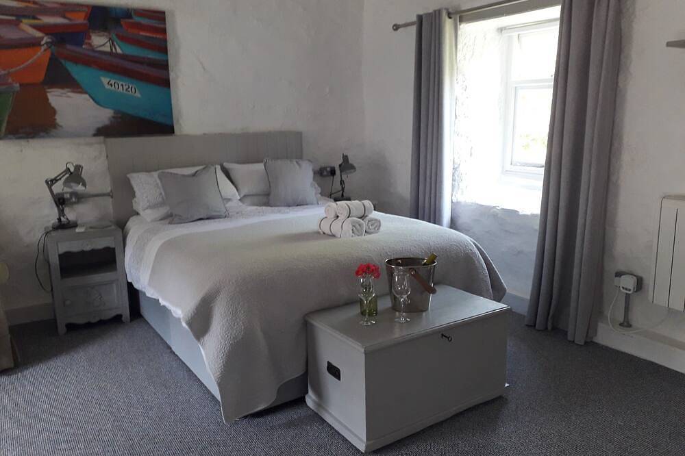 Stylish B & B studio with parking 3 miles from St Ives in Cornwall