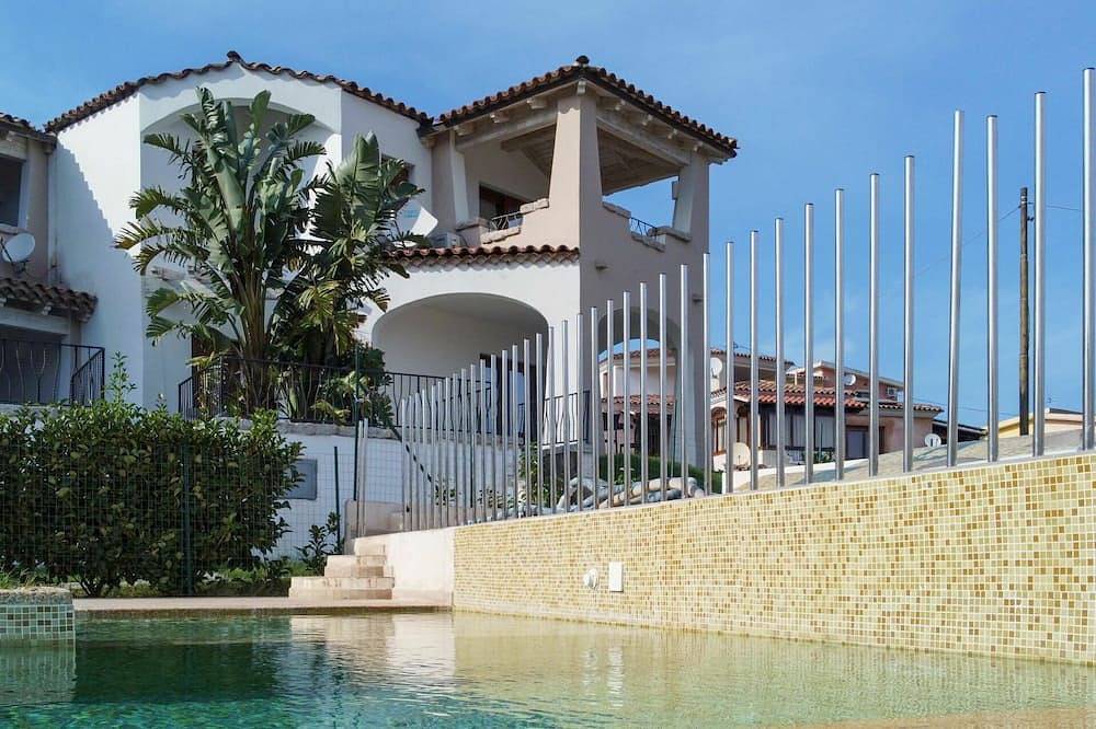 Ganze Wohnung, Herrliche Wohnung für 4 Leute mit  W-Lan, Klimaanlage, Pool, Tv, Terrasse und Parkplatz in Porto Ainu, Baia Sant'Anna