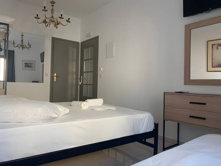 Room for 3 people, with garden in Chania