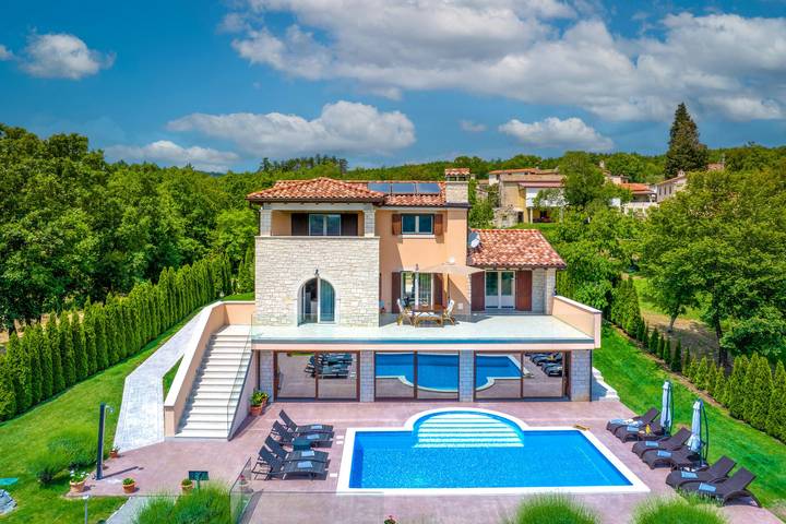 Ferienhaus für 8 Personen, mit Balkon und Terrasse sowie Garten in Buzet