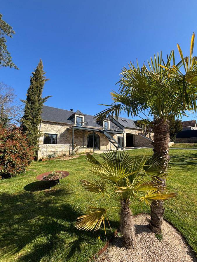 Location de vacances pour 2 personnes, avec piscine et terrasse ainsi que jardin et vue à Cuzance