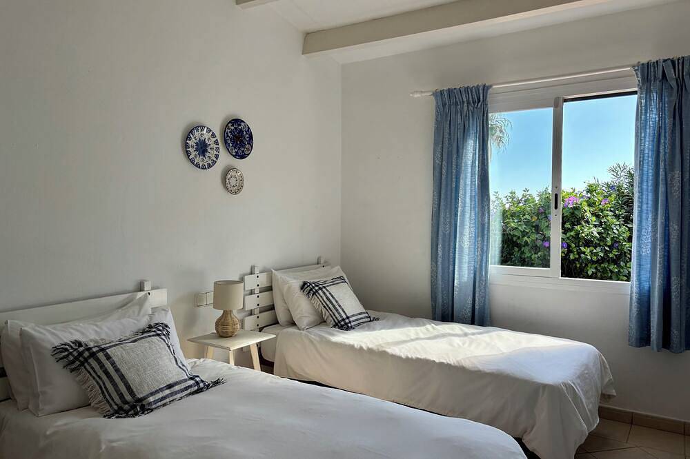 Villa Hibiscus - sea view, private pool, close to beach & restaurants, Ac & wifi in Binibeca, Sant Lluís