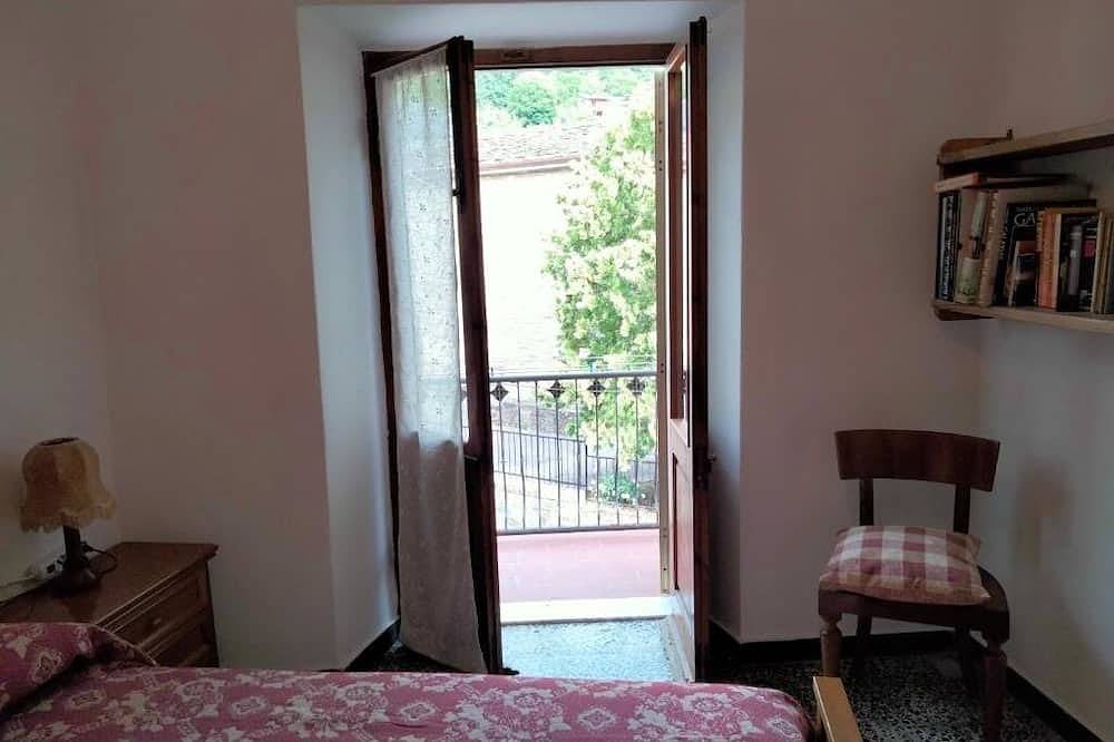 Grandma's House - Queen Room with Balcony in Casola in Lunigiana, Parco Regionale delle Alpi Apuane