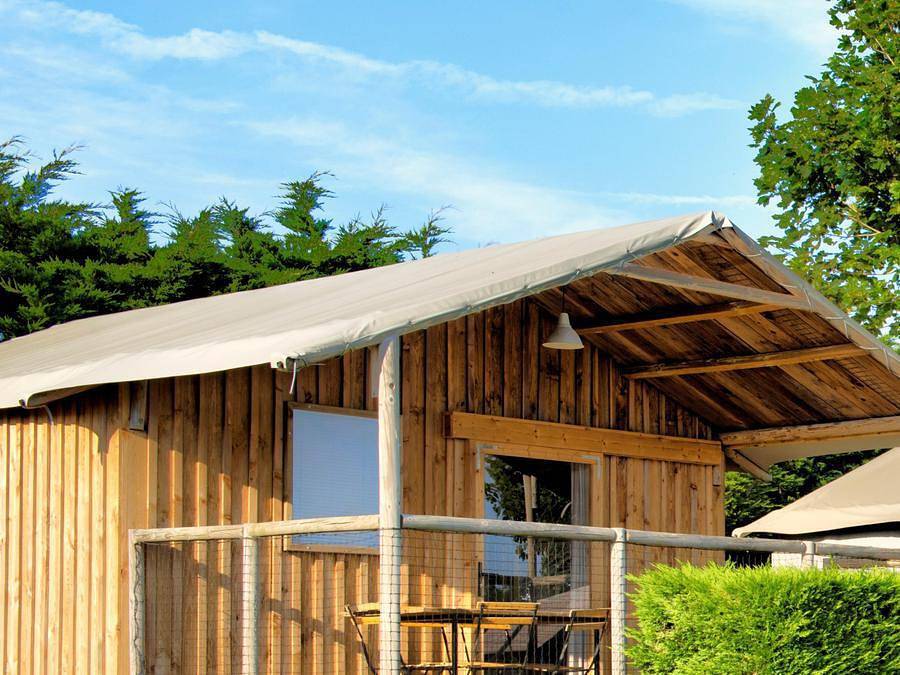 Flower Camping Les Ilates - Chalet 4 personen - Lodge-Hütte auf Stelzen Standard 34m² (2 Zimmer) Tv davon überdachte Terrasse 11m² | 4 Personen in Loix, Ile de Re