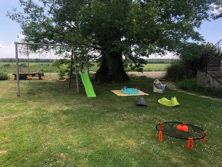 Location de vacances pour 5 personnes, avec vue ainsi que piscine et jardin à Oyré - 4