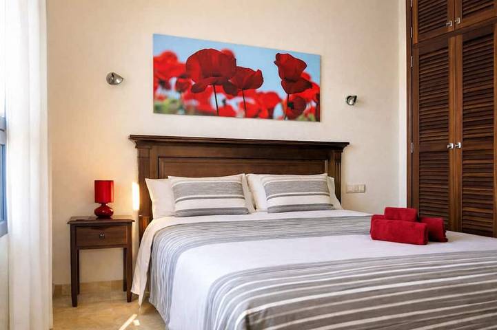 Fantastic villa with completely private pool, with high wall. Free wifi in Montaña Roja, Yaiza