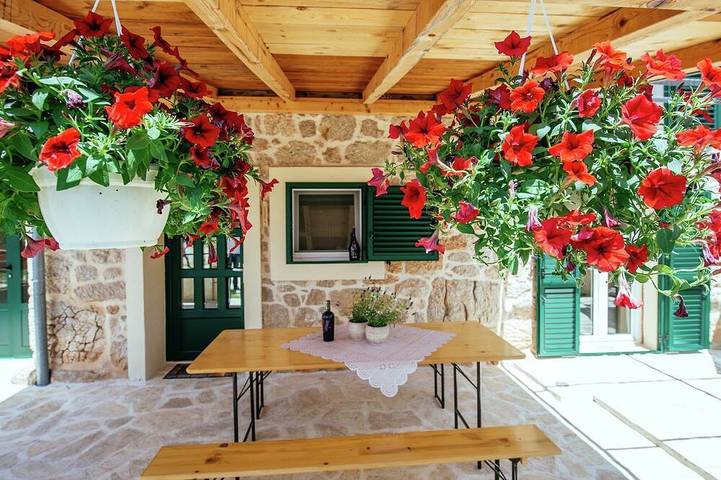 Ferienhaus für 6 Personen, mit Pool und Garten sowie Terrasse in Jasenice