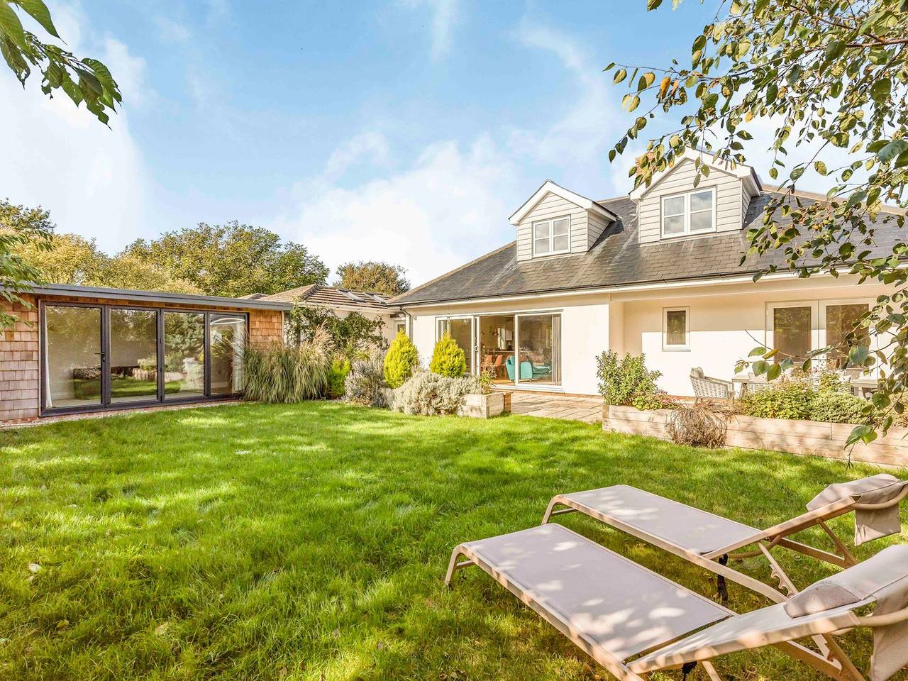 Stylish and fresh 4 bed beach house with garden - Pass the Keys in West Wittering, West Sussex