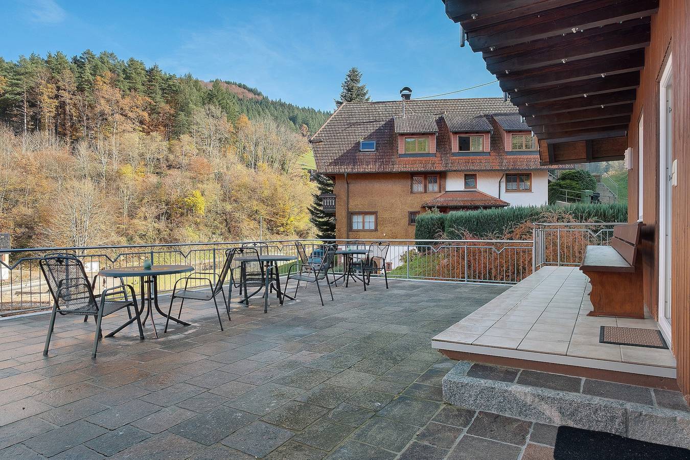 Entire apartment, Holiday Apartment 'Apfelblüte' with Mountain View, Shared Pool and Wi-Fi in Wolfach, Central Black Forest