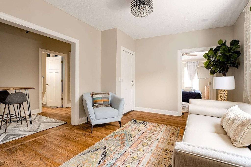 3 King Beds+ Walk the Street Car + Balcony in Kansas City, Missouri