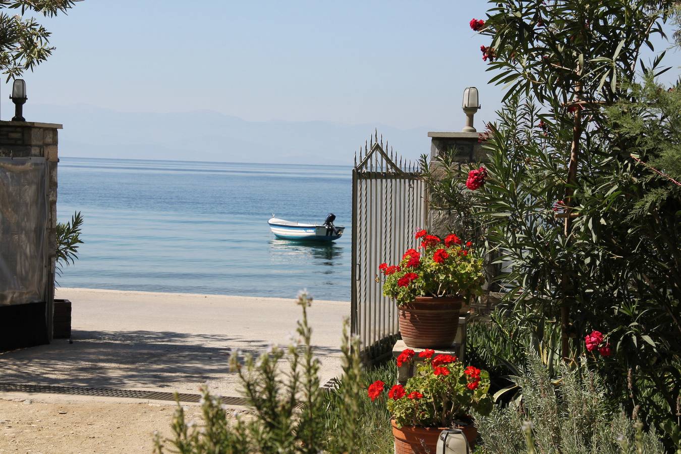 Apartamento vacacional entero, Apartamento de vacaciones para 4 personas con jardín in Magnisia