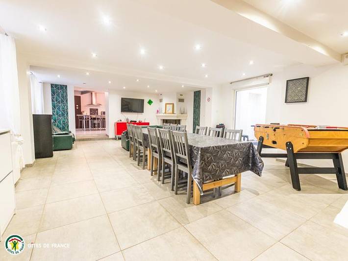 Gîte pour 13 personnes, avec terrasse et jardin