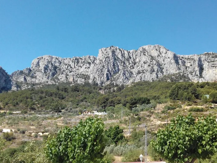Hostal para 3 personas, con vistas además de terraza y jardín - 1
