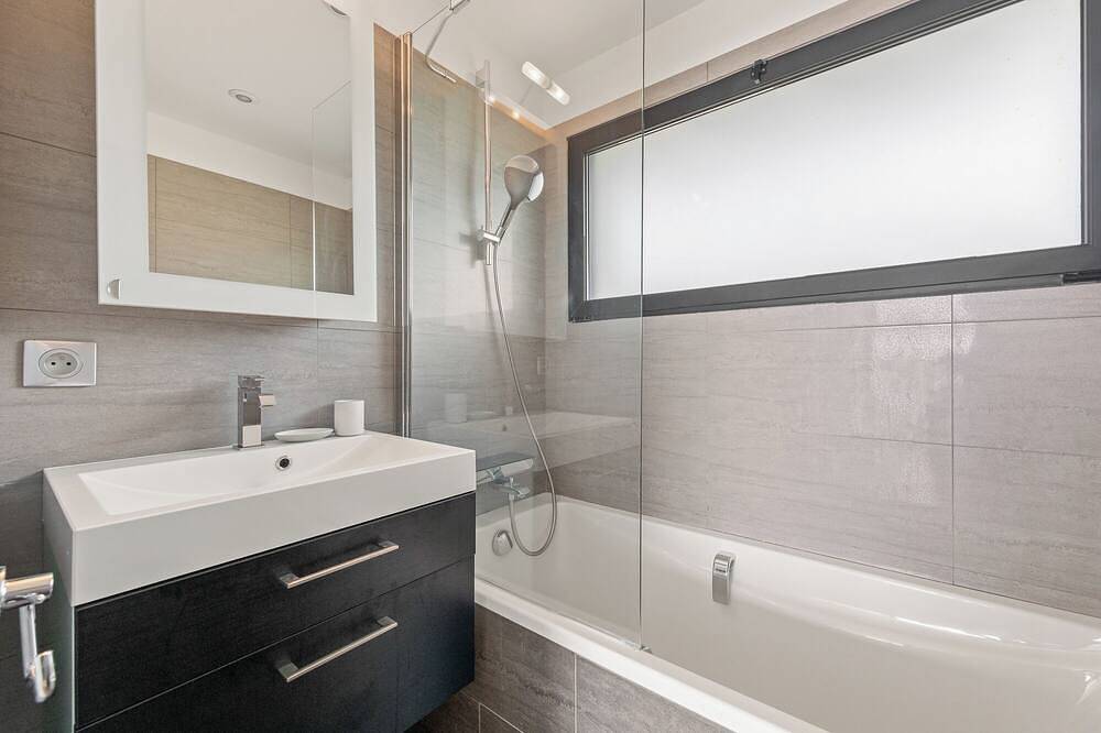 Villa de 300m² climatisée, 6 chambres, vue sur la mer, plage à pied à 450m in Carqueiranne, Côte méditerranéenne (France)