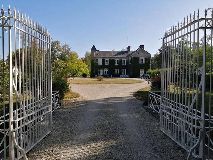 Location de vacances pour 15 personnes, avec Terrasse ainsi que Jardin et Piscine dans Blaise-sous-Arzillières