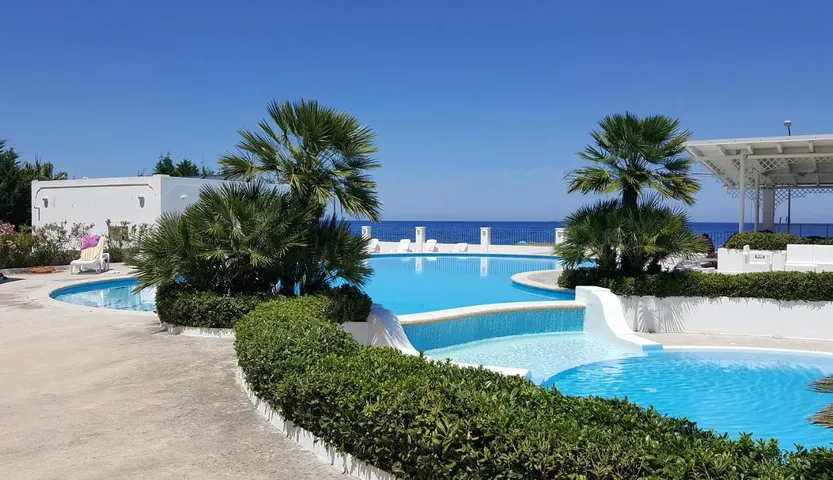 Camping para 3 personas, con jardín y vistas además de piscina y piscina para niños, Se admiten mascotas - 1