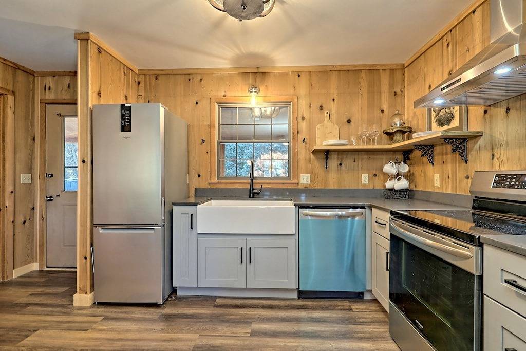 Walk to town,covered deck dining,wood-burning fireplace in Highlands (NC), Macon County