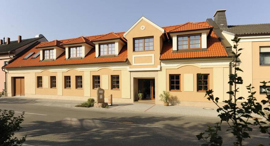 Ferienhaus für 2 Personen, mit Terrasse und Pool sowie Ausblick in Illmitz