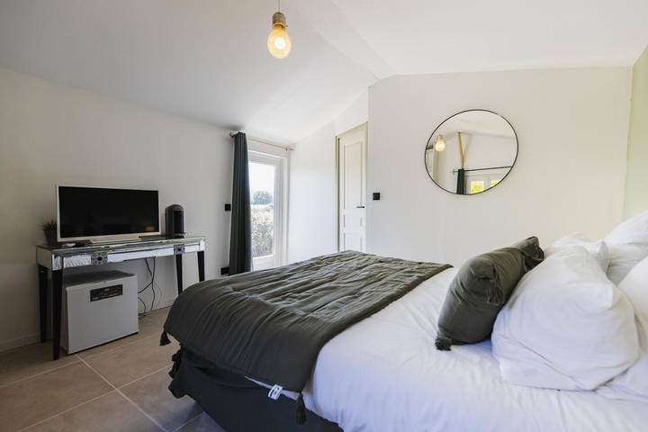 Chambre d’hôte pour 2 personnes, avec jacuzzi ainsi que piscine et jardin