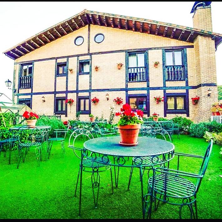 Casa de huéspuedes para 2 personas, con Jacuzzi además de Terraza y Jardín en Pinares (Soria)