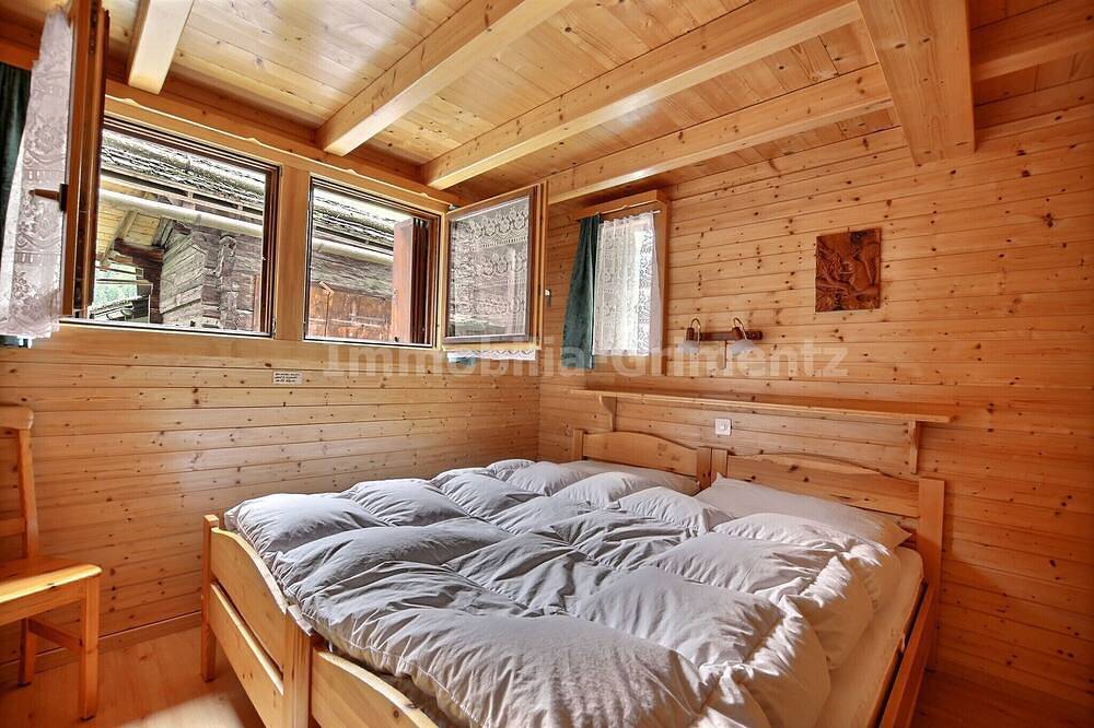 Comfortable chalet in the old village on 2 levels for 2 people, living room, kitchen area with dishw in Grimentz, Anniviers