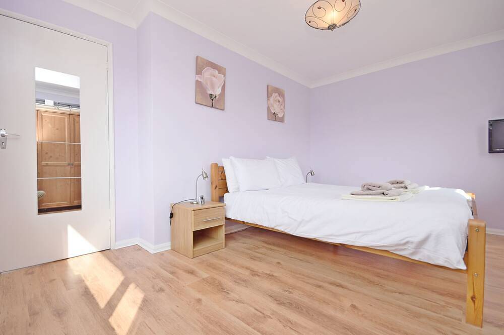 A family house that sleeps 6 guests  in 3 bedrooms in West Wittering, West Sussex