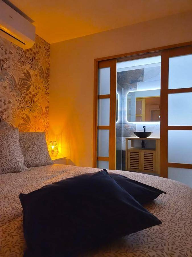 Chambre d’hôte pour 2 personnes, avec Terrasse et Jacuzzi ainsi que Jardin et Vue