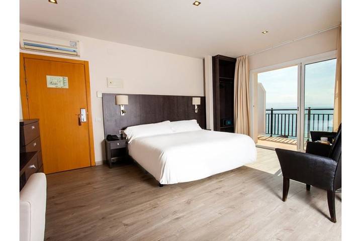 Hôtel pour 2 personnes, avec piscine ainsi que balcon et sauna