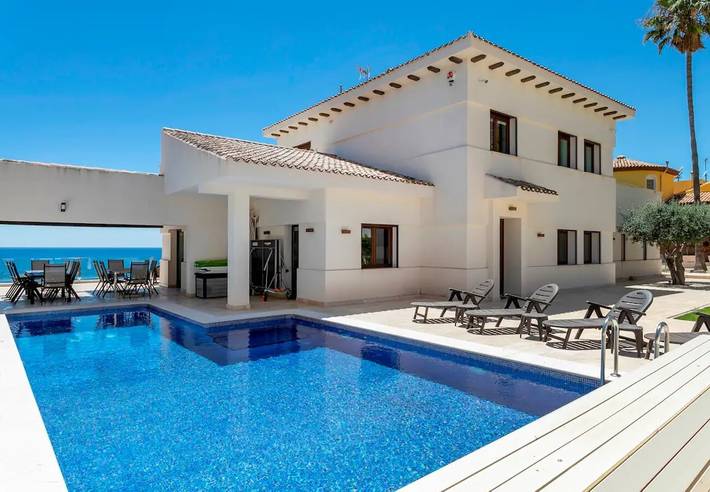 Villa Irene en primera línea de mar con acceso directo al mar in cala del Barranc d'Aigües (el Campello), Campello
