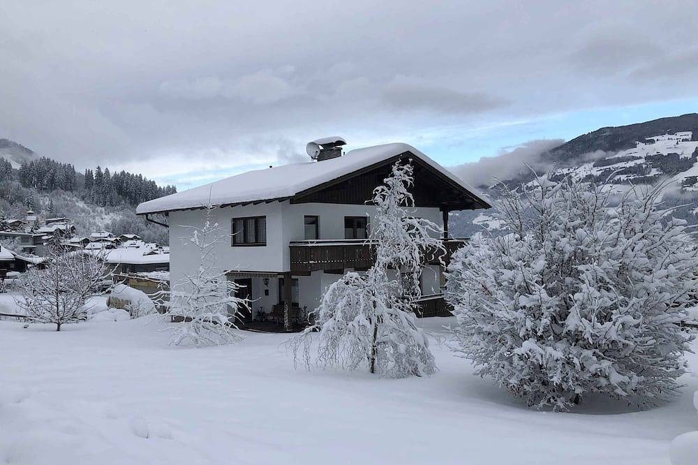 Entire apartment, Centrally located apartment with sunny location in the Zillertal in Fügen, Ski-Optimal Hochzillertal
