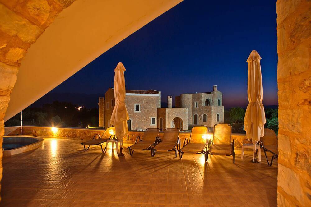 Independed 2 bedroom villa common pool in Paleloni, Vamos