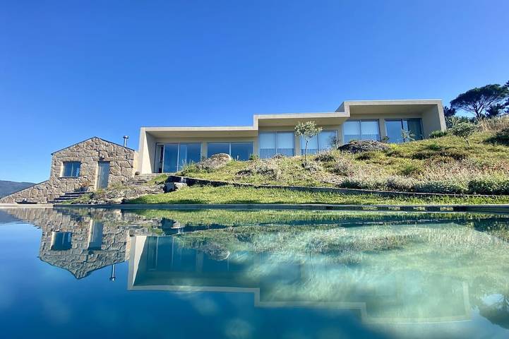 Location de vacances pour 10 personnes, avec terrasse et jardin dans Ribadouro