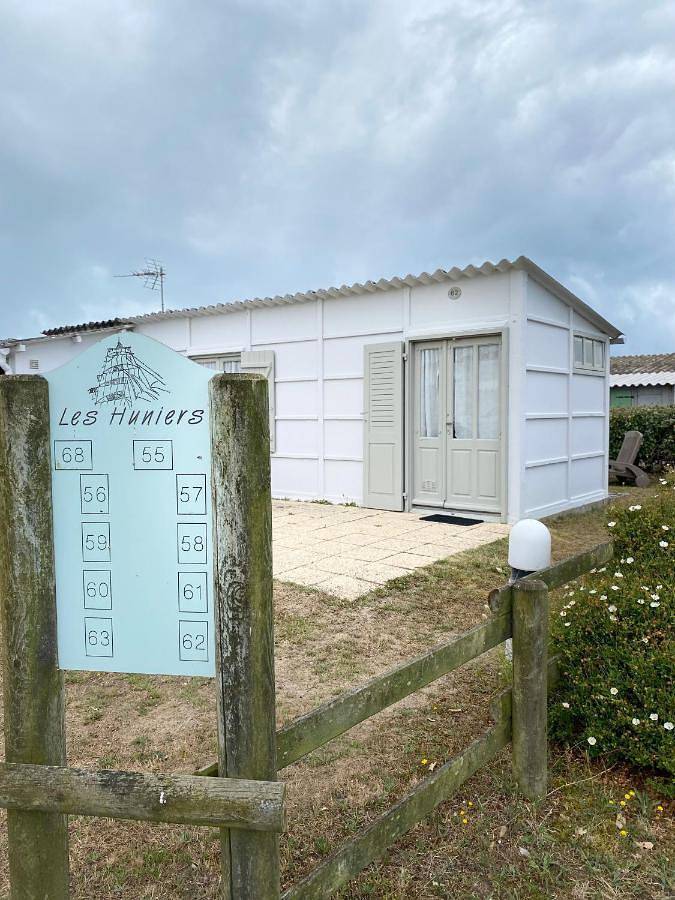 Camping pour 4 personnes, avec terrasse ainsi que vue et jardin