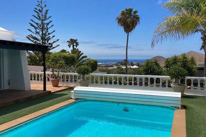 Casa de vacaciones para 10 personas, con terraza además de jardín y jacuzzi en Nazaret