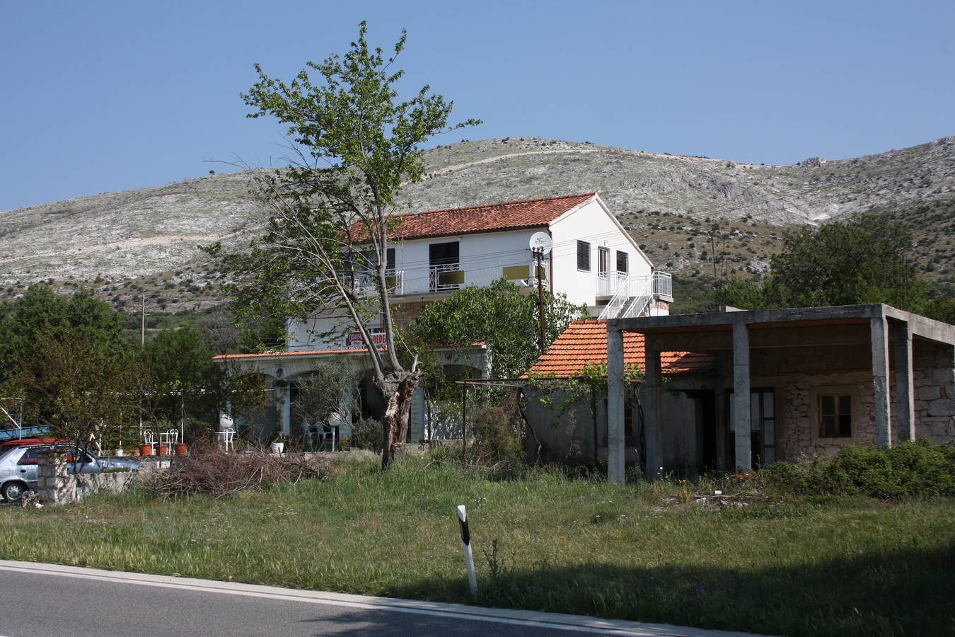 Ganze Wohnung, 3-Zimmer-Ferienwohnung mit Terrasse und Meerblick Grebastica, Sibenik A-6103-a in Grebastica, Šibenik-Knin