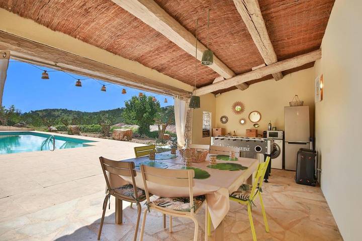 Chambre d’hôte pour 2 personnes, avec terrasse et jardin ainsi que vue et piscine à Callian - 4