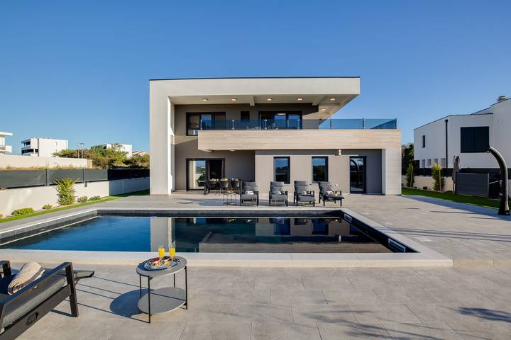 Villa pour 8 personnes, avec sauna et jardin ainsi que jacuzzi et balcon, adapté aux familles à Nin - 2