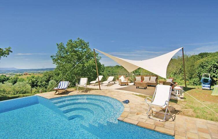 Ferienwohnung für 6 Personen, mit Terrasse und Garten sowie Pool und Ausblick in Baschi