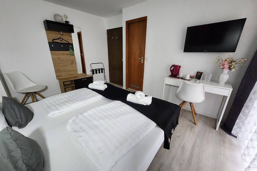 Basic Doppelzimmer mit eigenem Bad in Rastatt, Nordschwarzwald