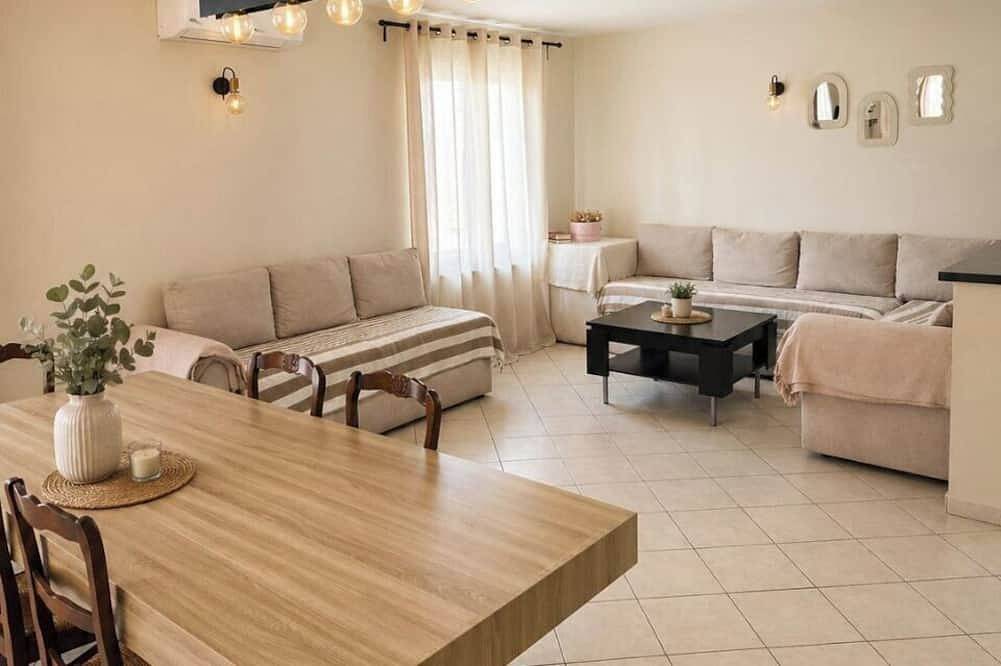 Spacious & Comfortable house in Monteux, next to Parc Spirou and Wave Island. in Monteux, Vaucluse