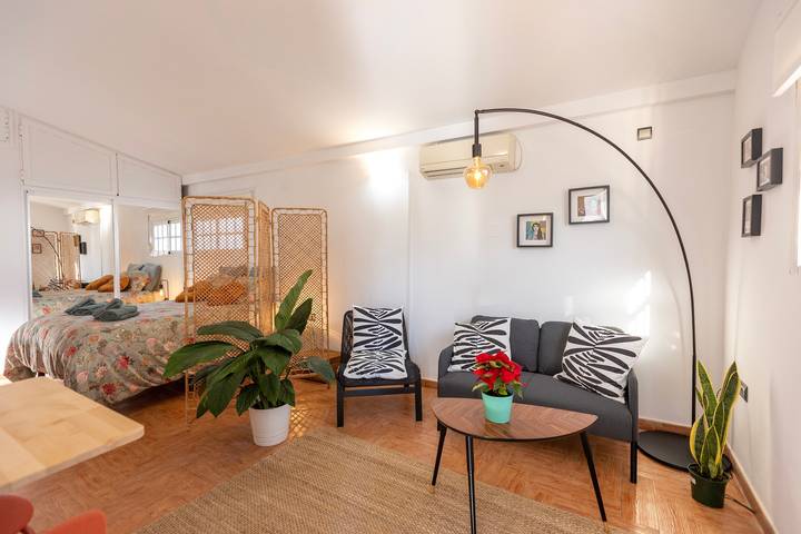Entire apartment, Ático Maravilla Sol – Bright Penthouse on 3rd Floor with Terrace in Casco Antiguo, Sevilla