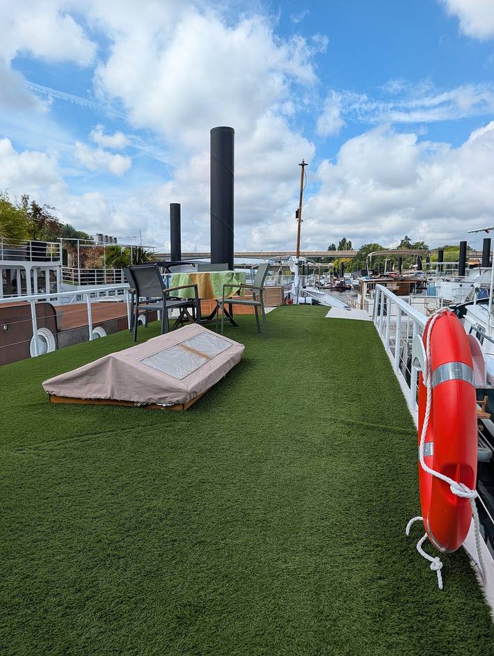 Room on an authentic boat with private terrace and Wi-Fi in Asnières-sur-Seine