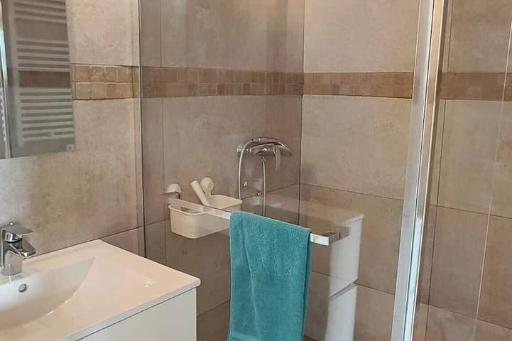 Nice A-C apartment for 6 between the sea and the mountain in Le Rouret, Mittelmeerküste (Frankreich)