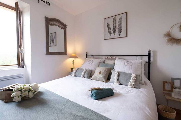 Gîte pour 10 personnes, avec terrasse ainsi que jardin et jacuzzi à Teillet - 3