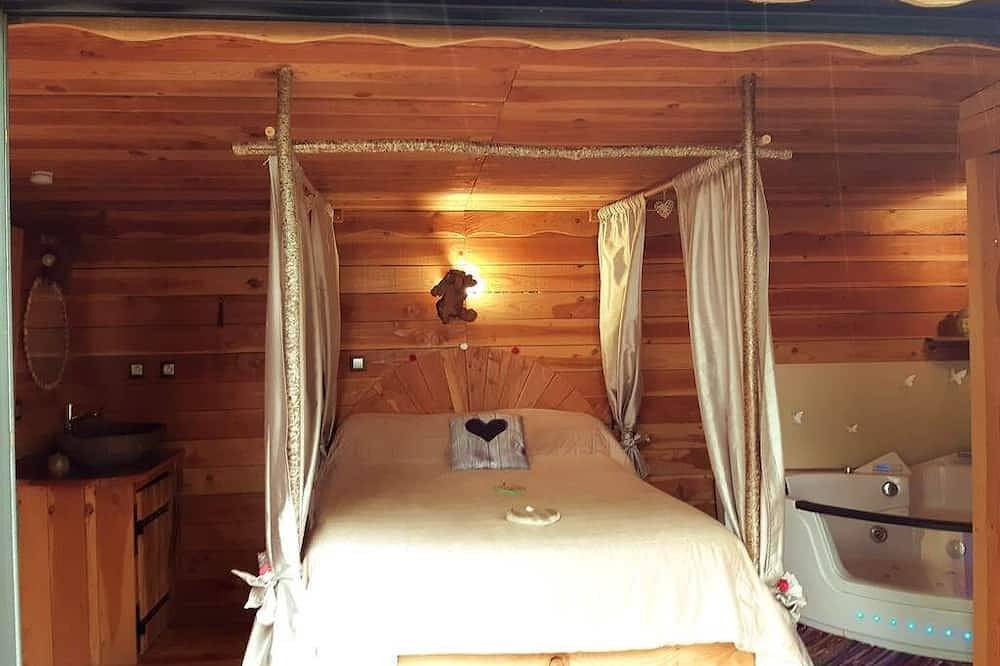 Cabane Celeste  avec spa intérieur privatif + piscine en saison in Brassac, Quercy