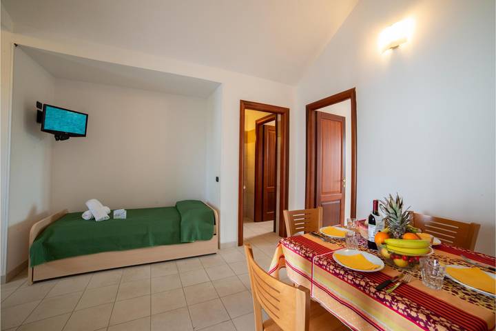 Appartamento per 4 persone, con piscina e balcone, adatto a famiglie con bambini a Frassanito