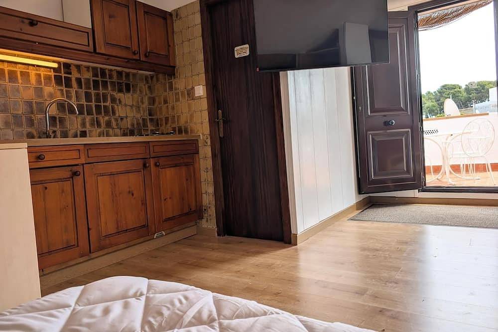 Entire apartment, Studio with shared pool near the beach and Creixell town center. in Creixell, Costa Dorada