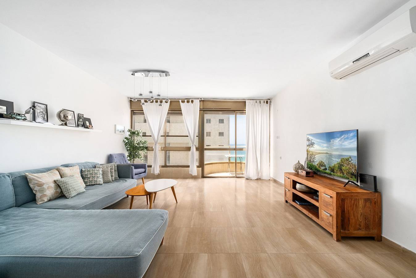 Entire apartment, Miklat Elegant Apt with Balcony & Sea View by Feelhome in Netanya, Center District (Israel)