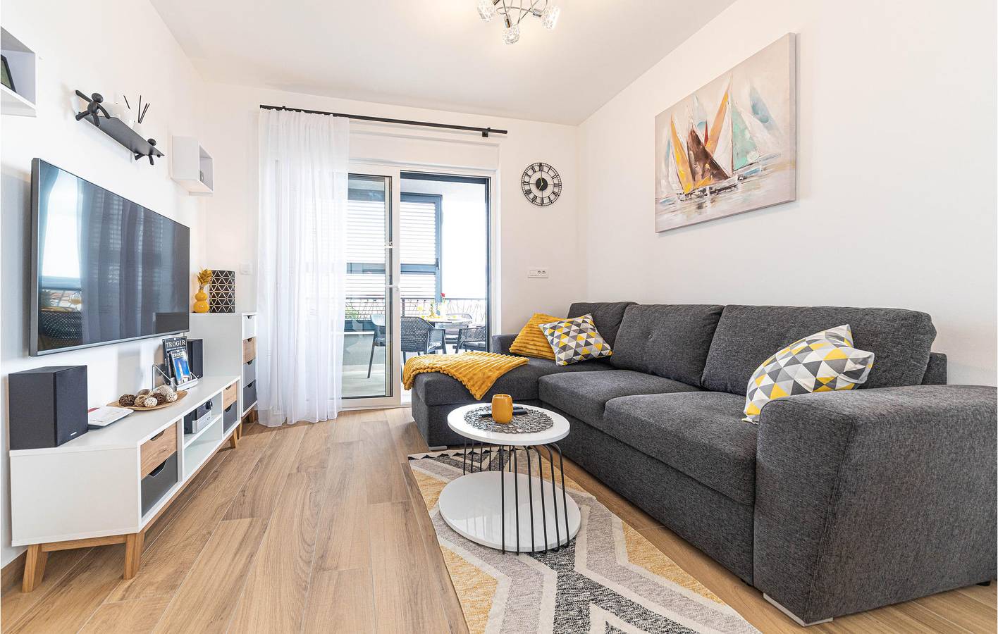 Ganze Ferienwohnung, Gemütliche Wohnung in der Nähe von Copa Cabana mit Terrasse und Parkplatz in Trogir, Split-Dalmatien
