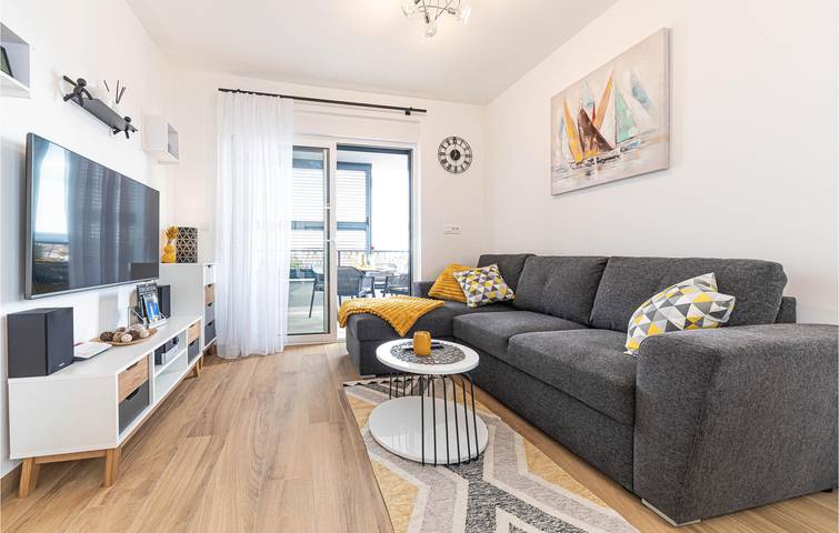 Apartamento vacacional entero, Acogedor apartamento cerca de Copa Cabana con terraza y aparcamiento in Trogir, Condado de Split-Dalmacia